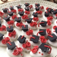 confetti decorati per laurea con dettaglio del tocco