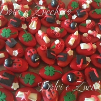 confetti decorati rossi per laurea