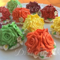 composizione di confetti con fiori di zucchero