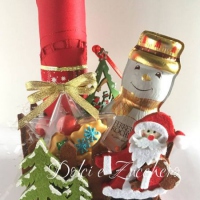 Pack natalizio con scatola in cartoncino o feltro con confetti decorati e decorazione in legno da appendere e centrotavola natalizio