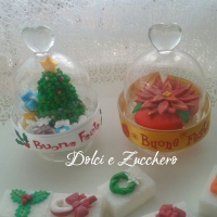 Campana plexiglass con confetti decorati e albero di Natale - idee originali per Natale