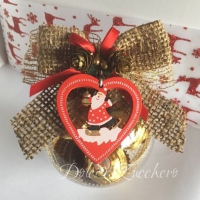 Sfera natalizia con cioccolatini e decorazioni esterne in juta e cuore rosso con Babbo Natale