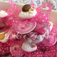 Bomboniere per comunione rosa con confetti decorati con simboli calice croce e pane_IMG_9898