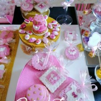 Sweet-table-con-biscotti-decorati-confetti-decorati-e-minicakes