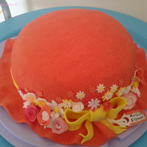 Torta decorata Compleanno a forma di cappello 1