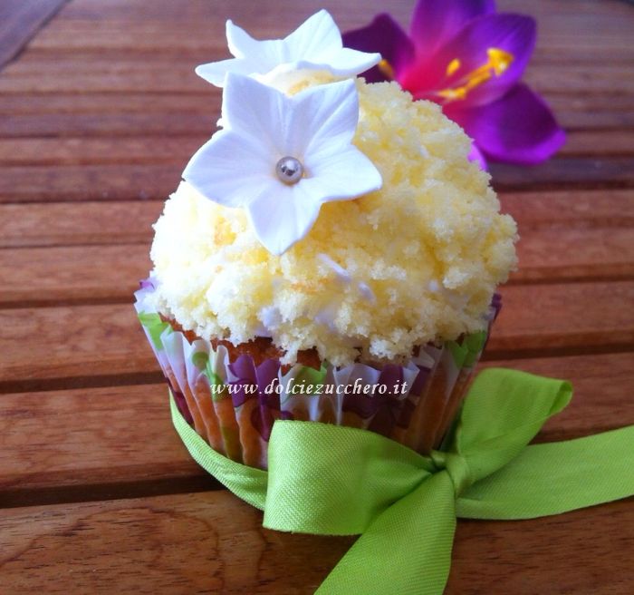 Cupcake alla rosa e cioccolato bianco
