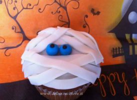 Cupcake Halloween Mummia con decorazioni mostruose in pasta di zucchero