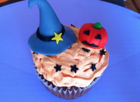 Cupcake di Halloween con decorazioni in pasta di zucchero cappello strega e zucca