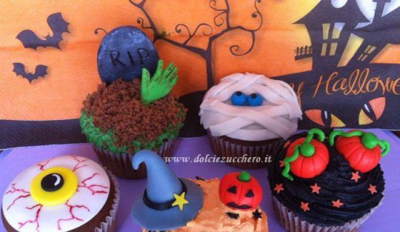 Cupcake di Halloween con decorazioni spaventose in pasta di zucchero