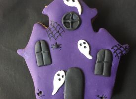 Biscotto per Halloween casa stregata con decorazioni in pasta di zucchero