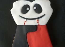 Biscotto Dracula per Halloween con decorazioni in pasta di zucchero