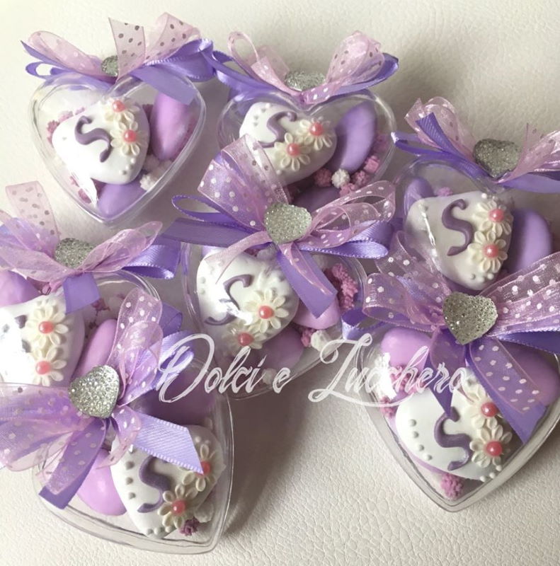 Bomboniere Comunione con confetti decorati e nastri viola e scatola a forma di cuore